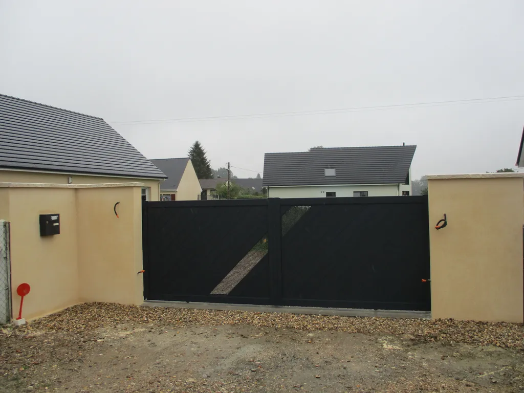 Installation de Portail automatisé coulissant en aluminium, Fermetures motorisées et Aménagements extérieurs à Yvetot en Seine-Maritime 76 et ses Alentours
