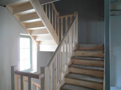 Conception et pose d'un escalier en bois sur mesure 2/4 tournant à Marseille