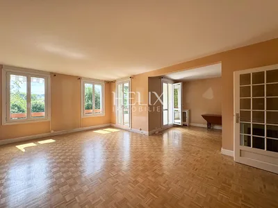 A vendre, situé dans un secteur très recherché à la fois proche du centre ville, de la gare et tennis à Louceviennes un grand appartement de 123,98 M2. Rénovation et isolation de la toiture  votées en mars 2025 et payées par les vendeurs.