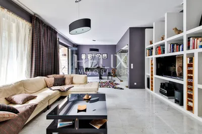 Maison d'architecte de 315 m² très élégante dans Le Vésinet à proximité du RER, elle dispose entre autre d'une salle de cinéma