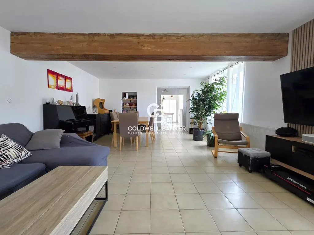 Salon avec poutre apparente et pièce de vie ouverte, maison de famille à vendre à Changé