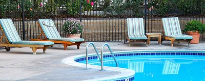 Créer une piscine conviviale avec plage aménagée et espace détente pour une propriété à Marseille et dans les Bouches-du-Rhône