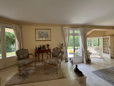 Séjour de 60m² avec cheminée dns une maison à vendre au Vésinet chez Helix immobilier