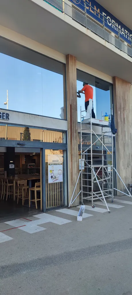 Film solaire miroir sans tain de type Vista 90 xc pour vitres de commerce à Aix en Provence – Confidentialité visuelle et confort thermique en région PACA