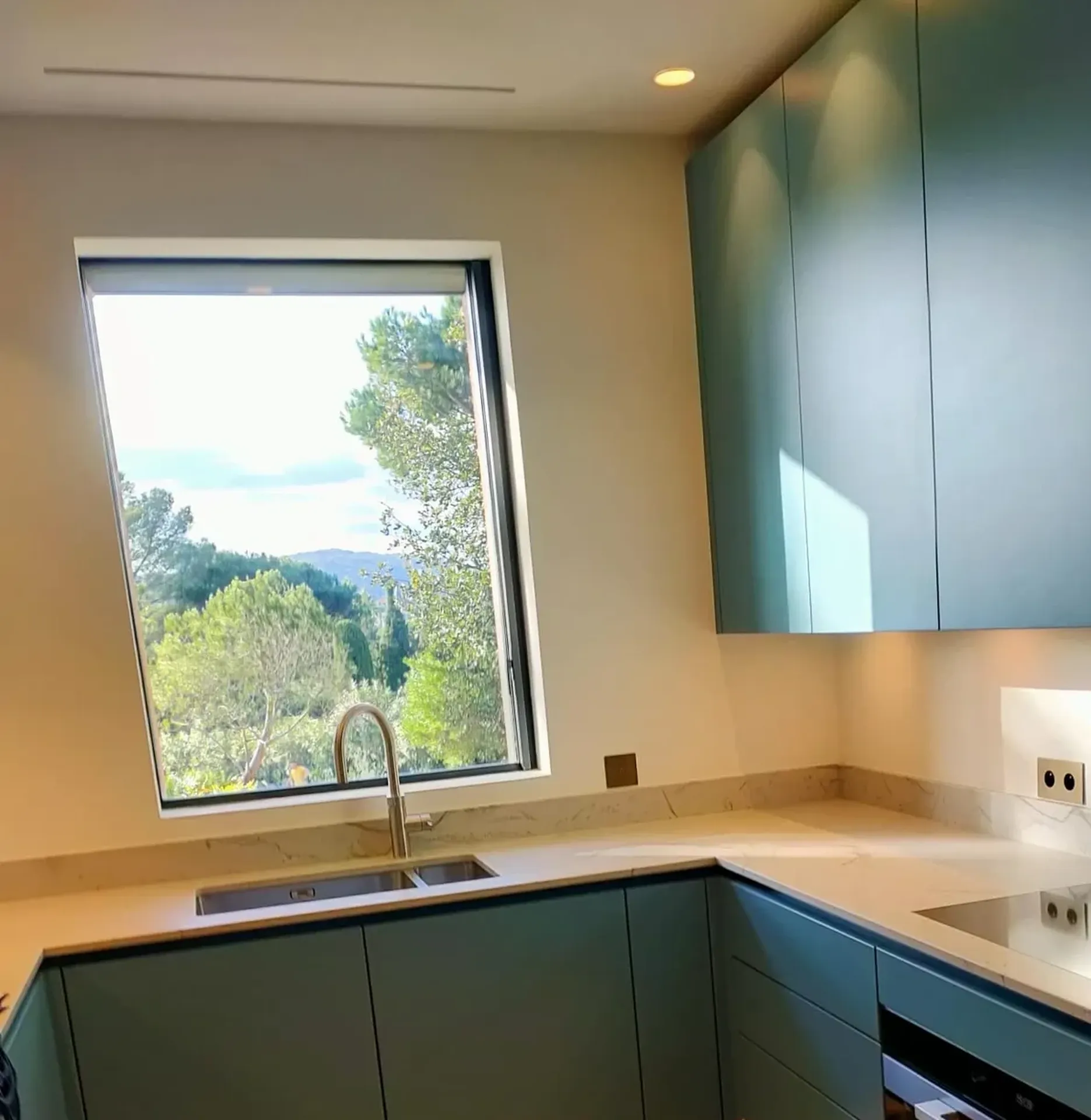 Installation de fenêtres coulissantes minimalistes sans cadre près de Saint Tropez dans le Var sur mesure et en aluminium