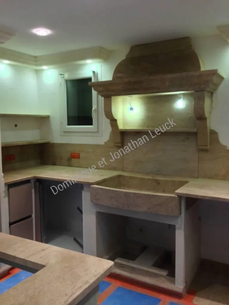 Finition et réglage des petits détails de la cuisine situé près de Nice et à proximité de Cannes