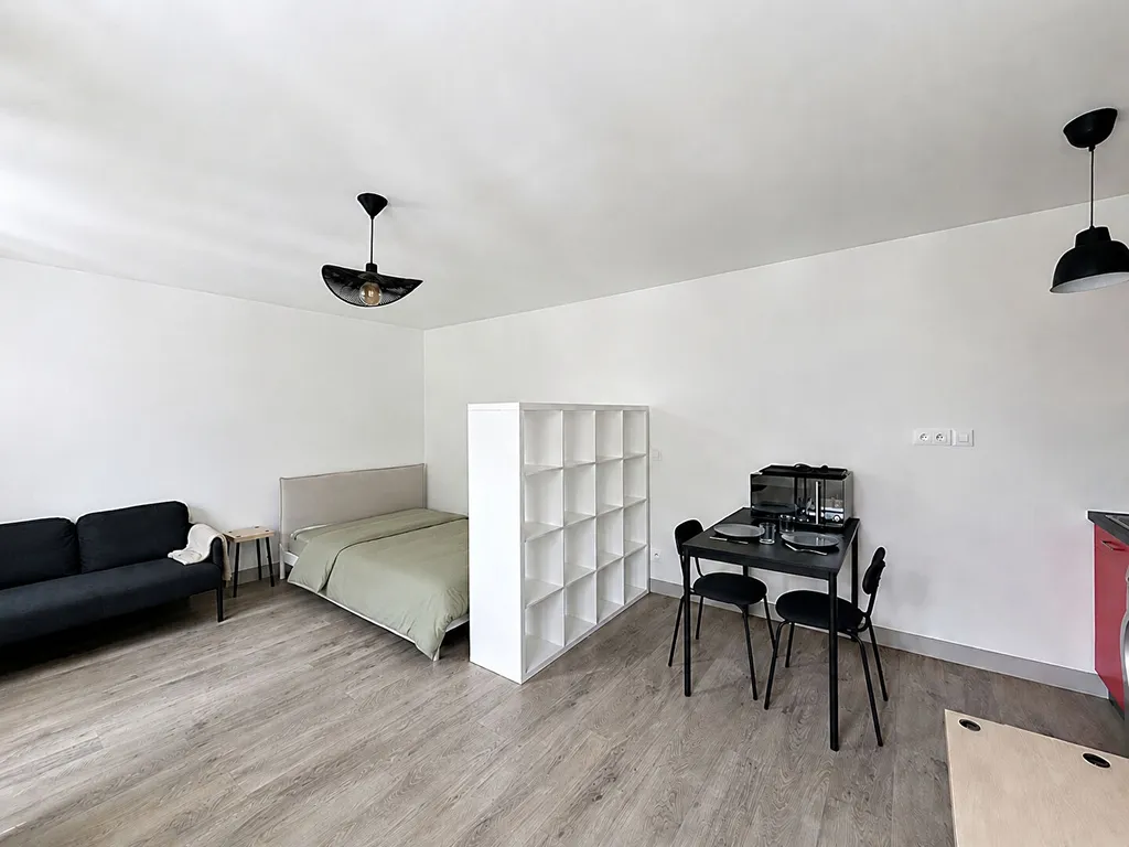 Beau studio meublé de 28,71m² à la location, situé rue des Fossés Louis VIII à Rouen, 575€ charges comprises