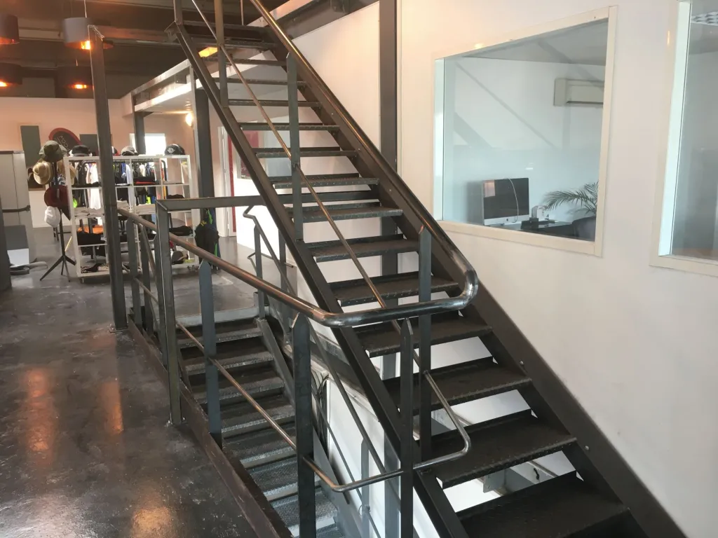 Escalier industriel à Venelles près d'Aix-en-Provence