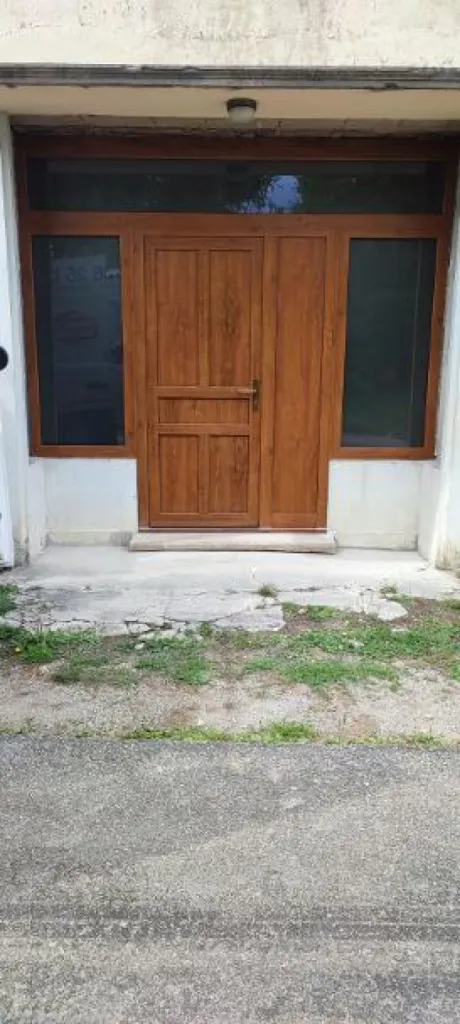 Pose d'une porte d'entrée en PVC imitation bois, haute performance avec châssis vitrés Premium Ouvertures à le Vaudioux dans le Jura