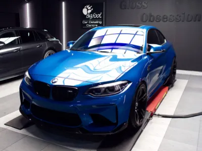 Un travail minutieux chez Gloss Obsession : cette BMW M2 reçoit un film de protection PPF XPEL haut de gamme pour une finition parfaite et une durabilité optimale