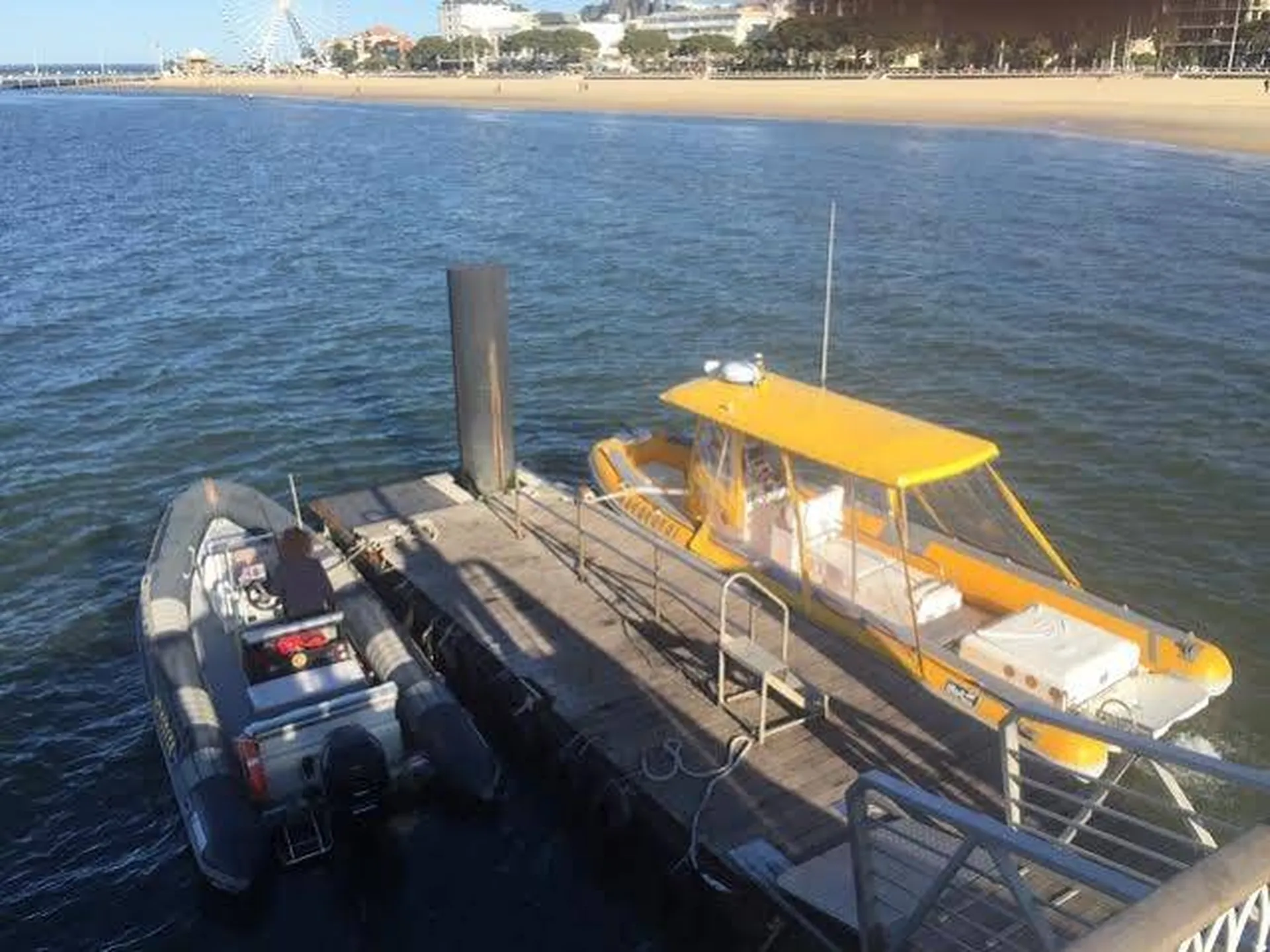 Bateaux-taxi Bat'express en attente à la jetée Thiers à Arcachon