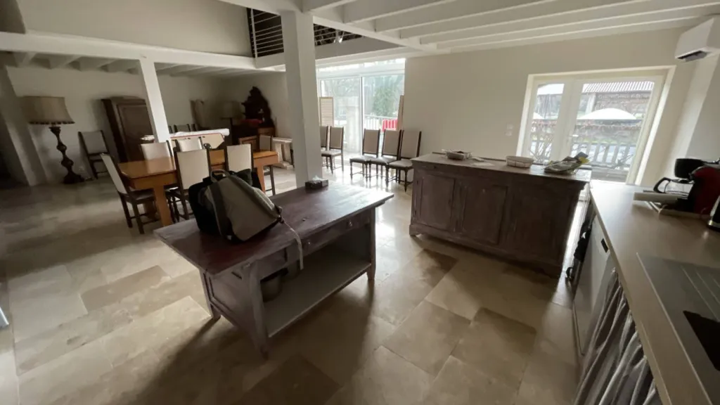 La pierre de Travertin est une roche sédimentaire dure pour dallage extérieur et intérieur, margelle, escalier
