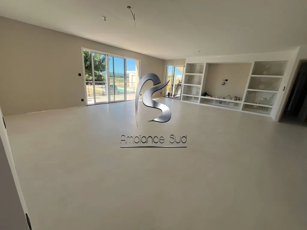 Obtenez un effet béton ciré taloché avec votre sol en résine minérale à Vinon dans le Var