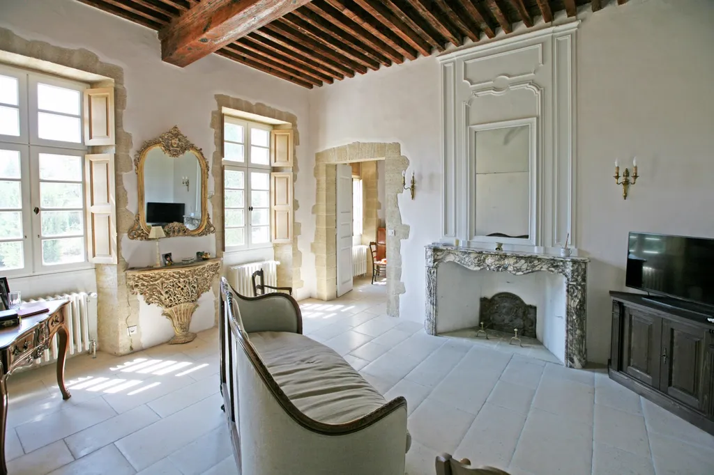 A vendre, château avec dépendances entre Uzès et Avignon   