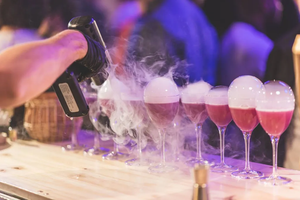 L'art de la mixologie à lyon avec un menu cocktails signature