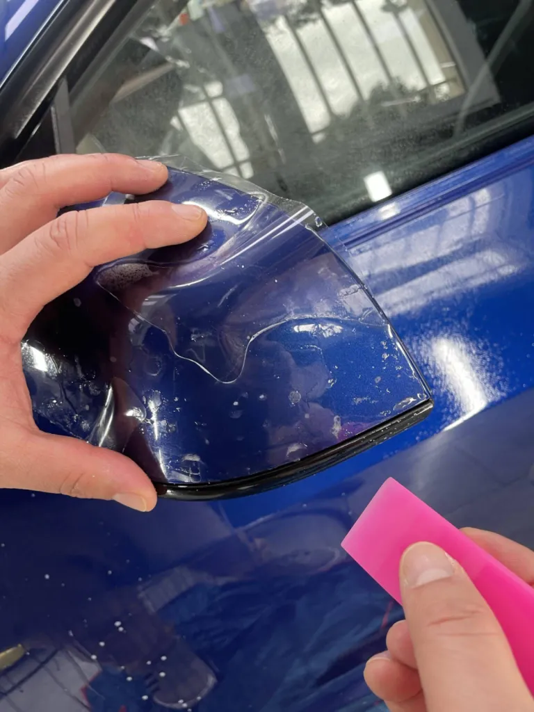 Pose d'un film de protection transparent sur cette Tesla Model 3 à Cannes 06