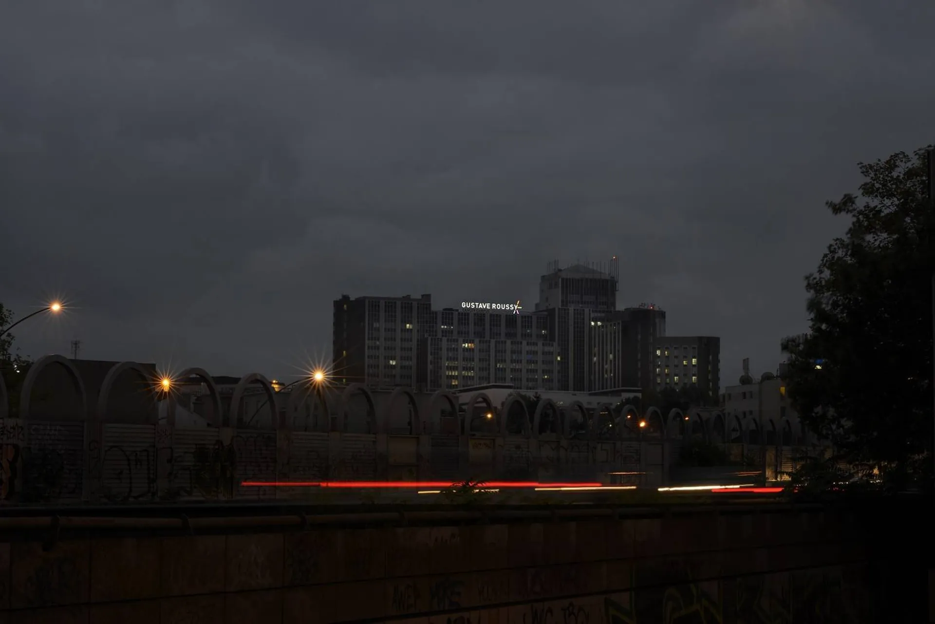 Installation d’enseigne lumineuse pour établissement de santé en Ile de France