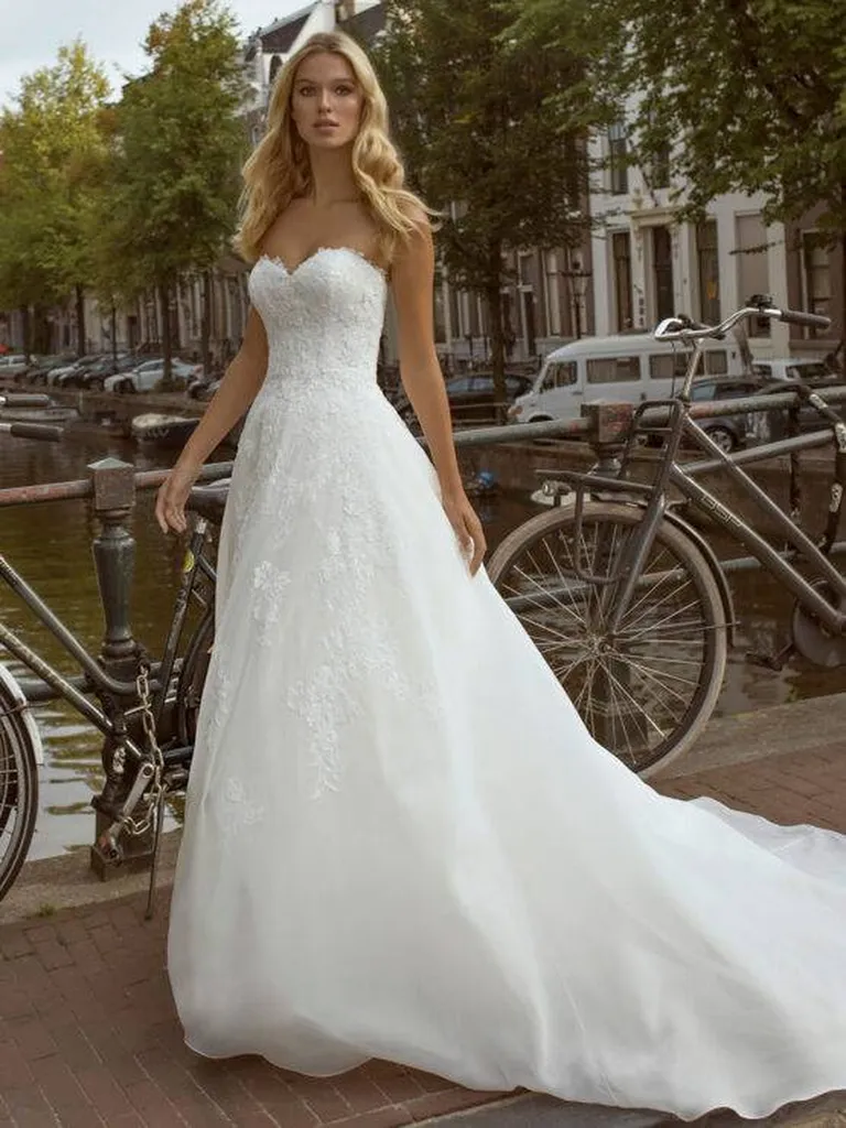 Robe de mariée princesse décolleté avec dentelle paillettes, avec longue traine à MARSEILLE