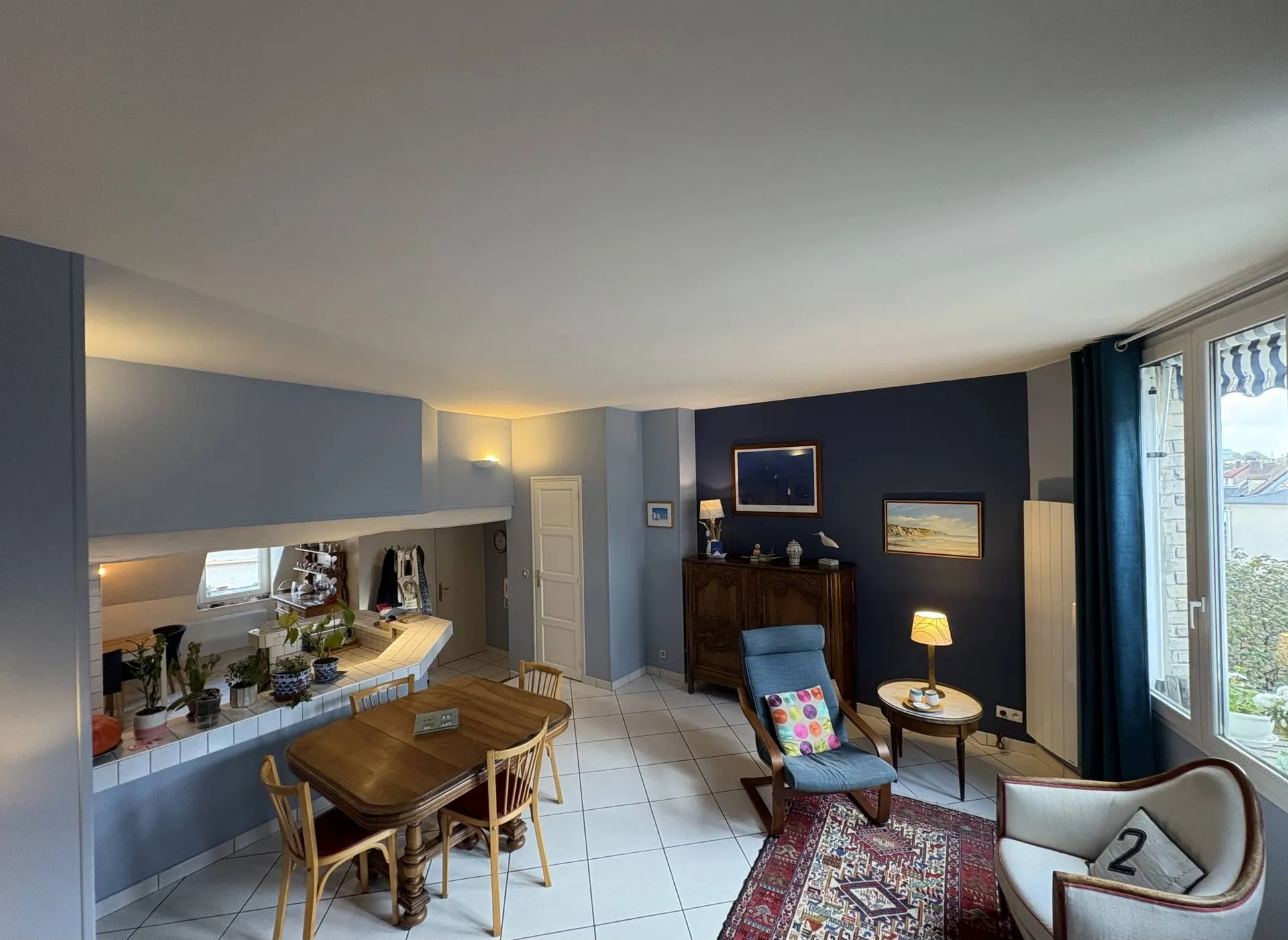 Vends appartement spacieux de 105,69 m² avec cuisine équipée, 3 chambres et salle de bain double.