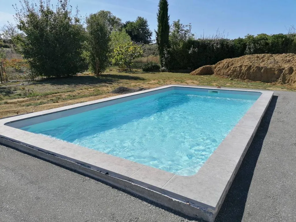 MARGELLE PISCINE  EN PIERRE NATURELLE CASTELLA GRISE 