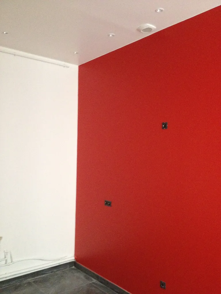 Cuisine après peinture avant pose des meubles pour un rendu propre et contemporain