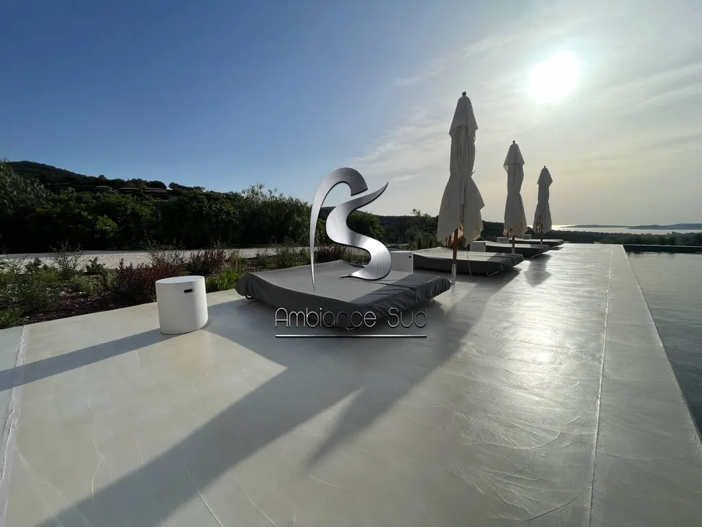 Abord de piscine en béton ciré gris clair