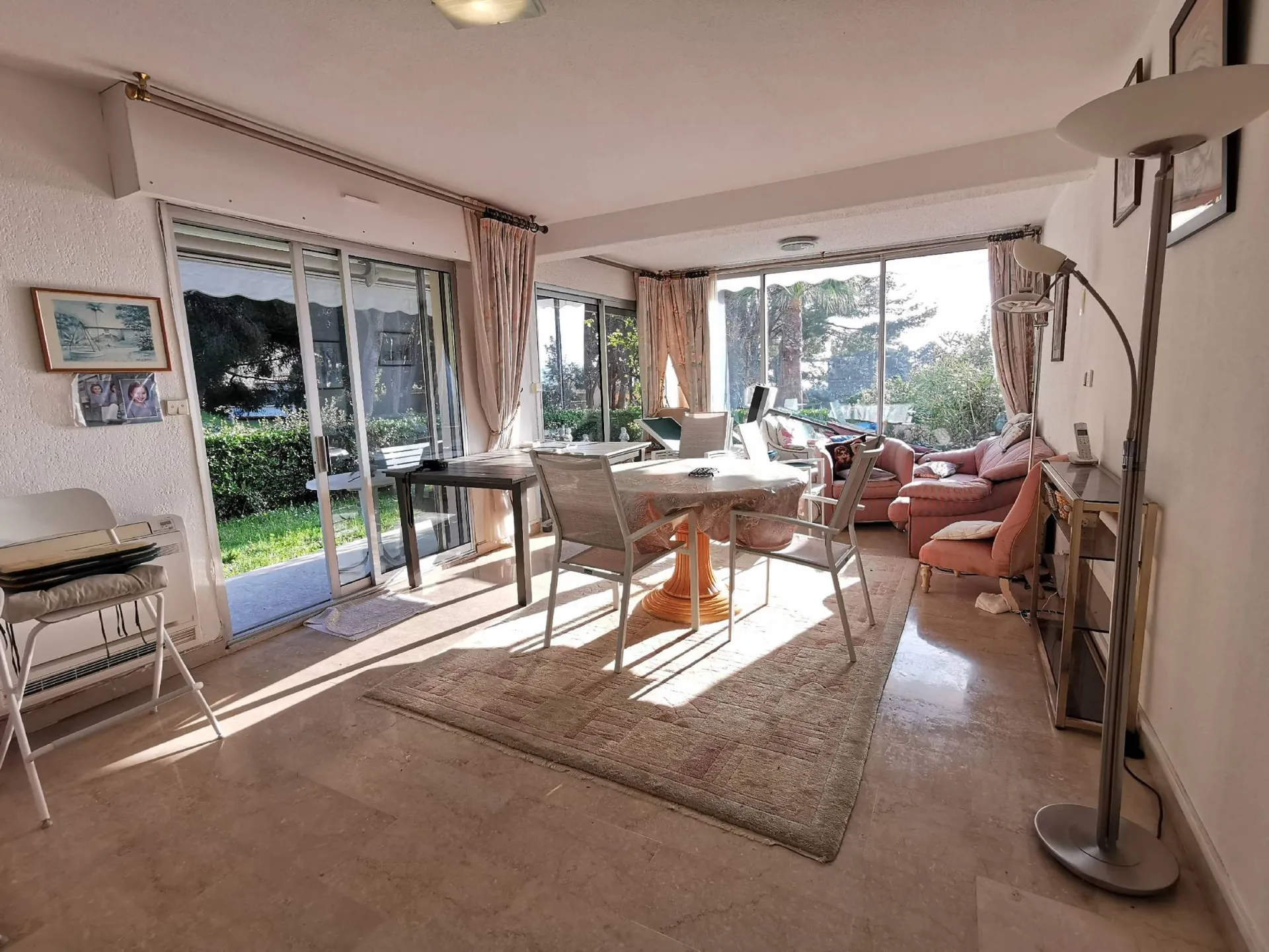 Appartement T3 Cassis en rez-de-jardin dans résidence de standing avec garage, parking et échappée sur mer. 