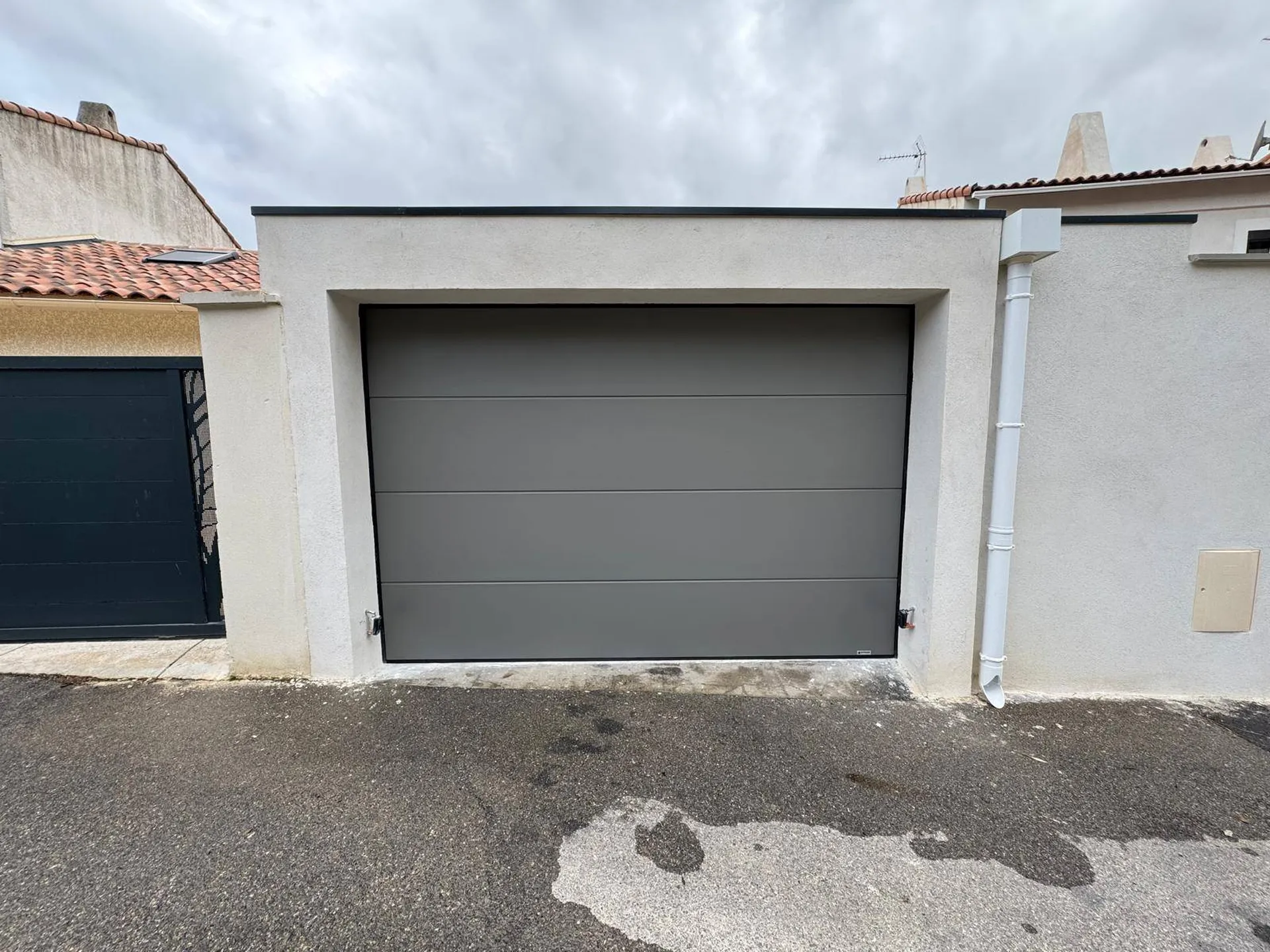 Installation d'une porte de garage sectionnelle motorisée à Martigues