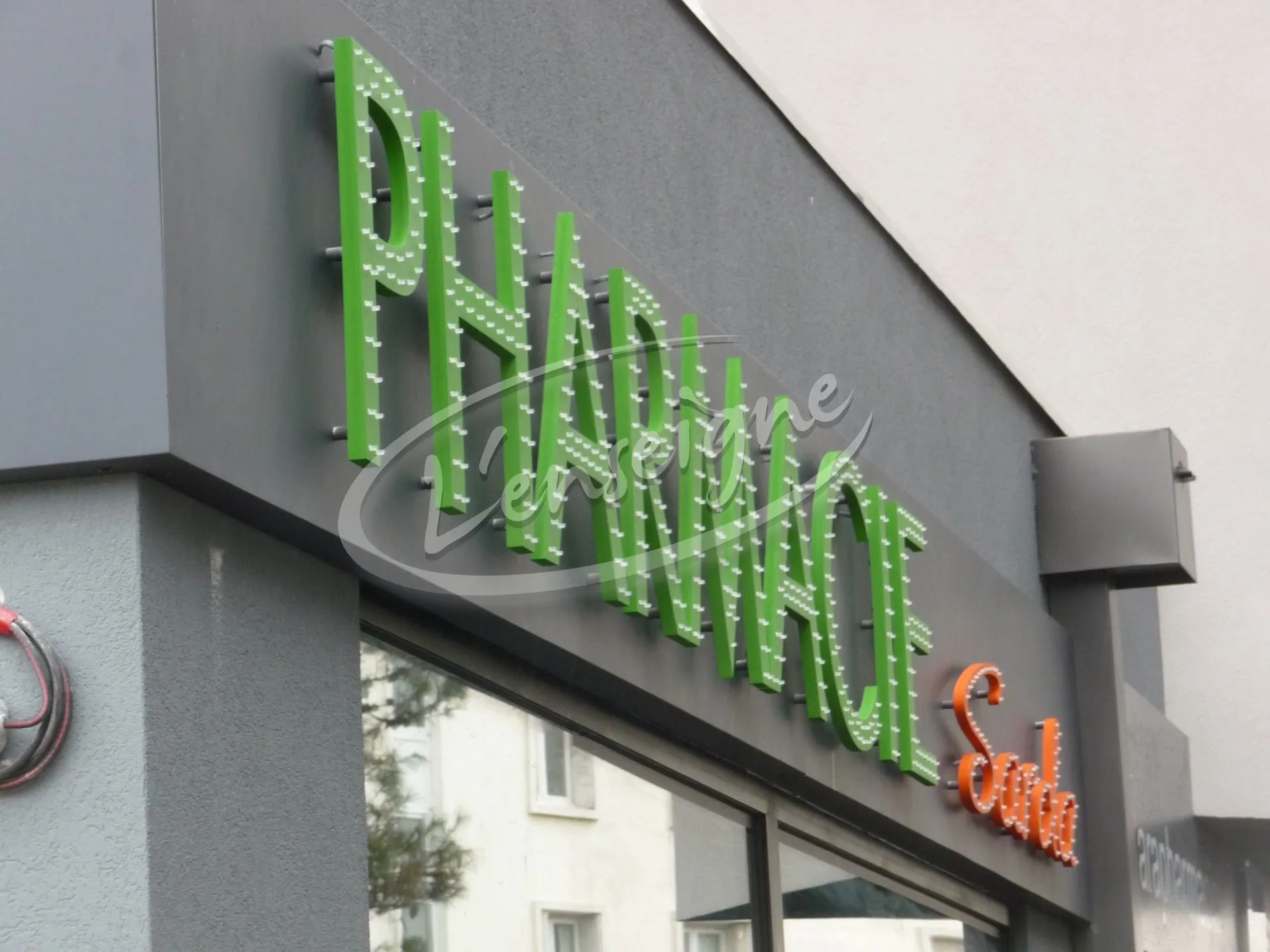 enseigne de pharmacie en lettres reliefs martigues