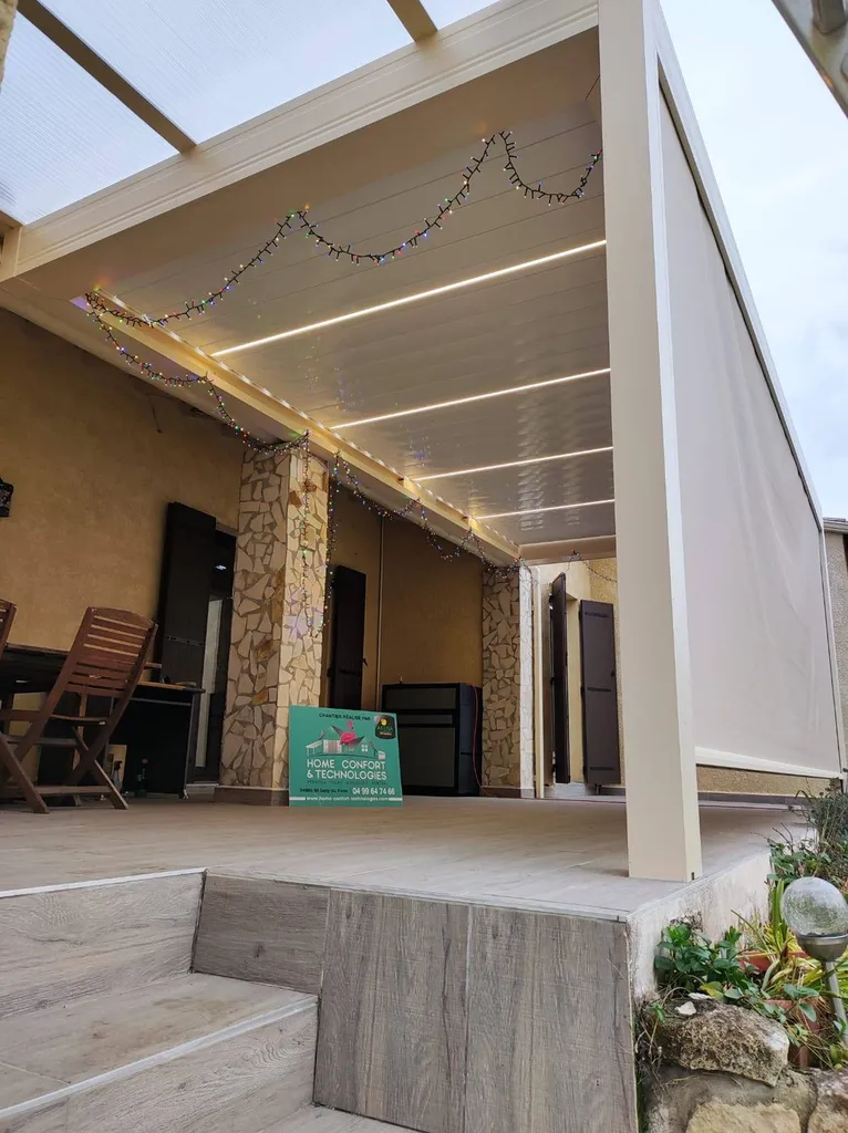 Pergola avec stores beige à Beaucaire dans le Gard proche d'Avignon