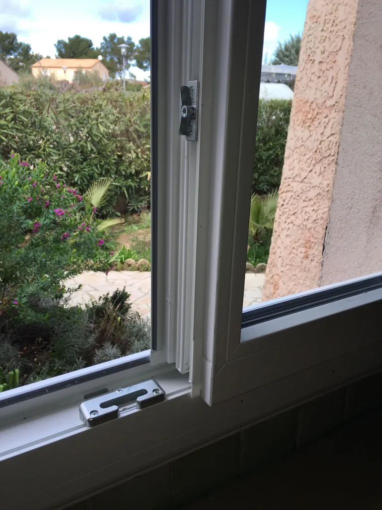 APRES vue intérieur de la fenêtre entre-ouverte