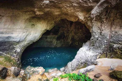 Fontaine-de-Vaucluse, source spectaculaire : résurgence, rivière Sorgue, promenades et patrimoine hydraulique