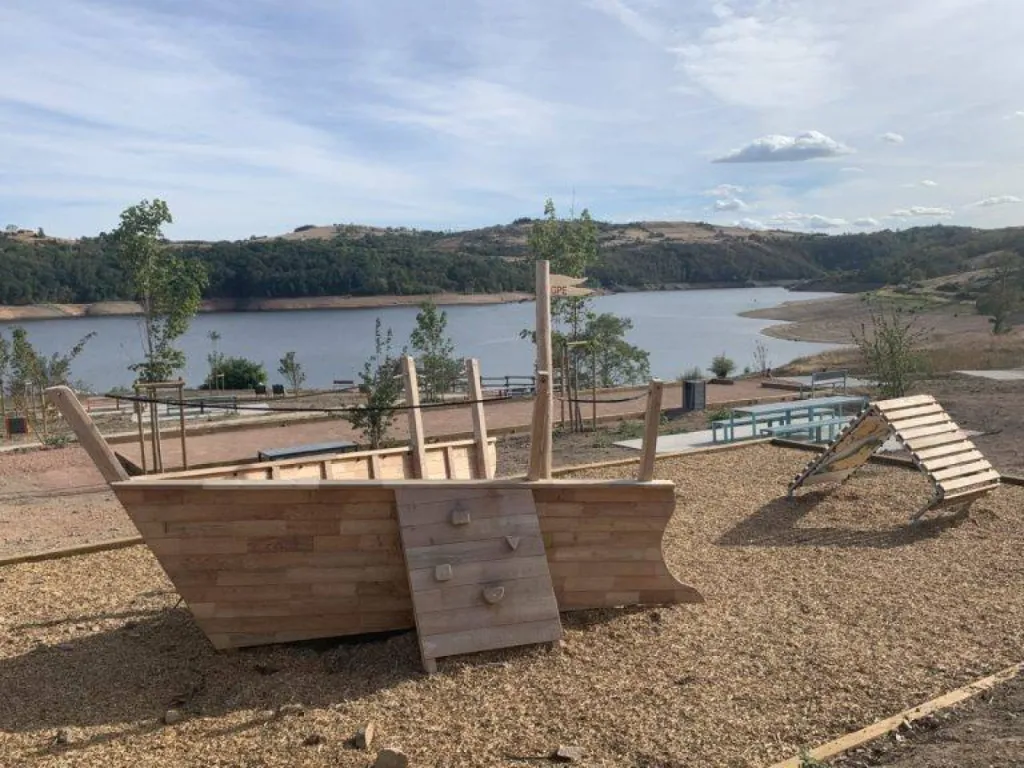 Conception et pose de bancs, chaises de détente, tables de pique nique et jeux pour enfants au Lac de Villerest près de Roanne Loire 42