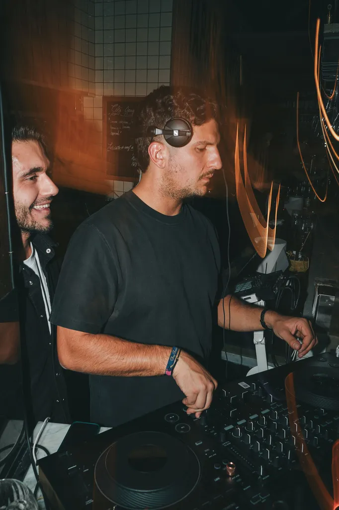 Animation DJ pour événement professionnel ou privé à Toulouse avec sonorisation et éclairage complet pour soirée réussie