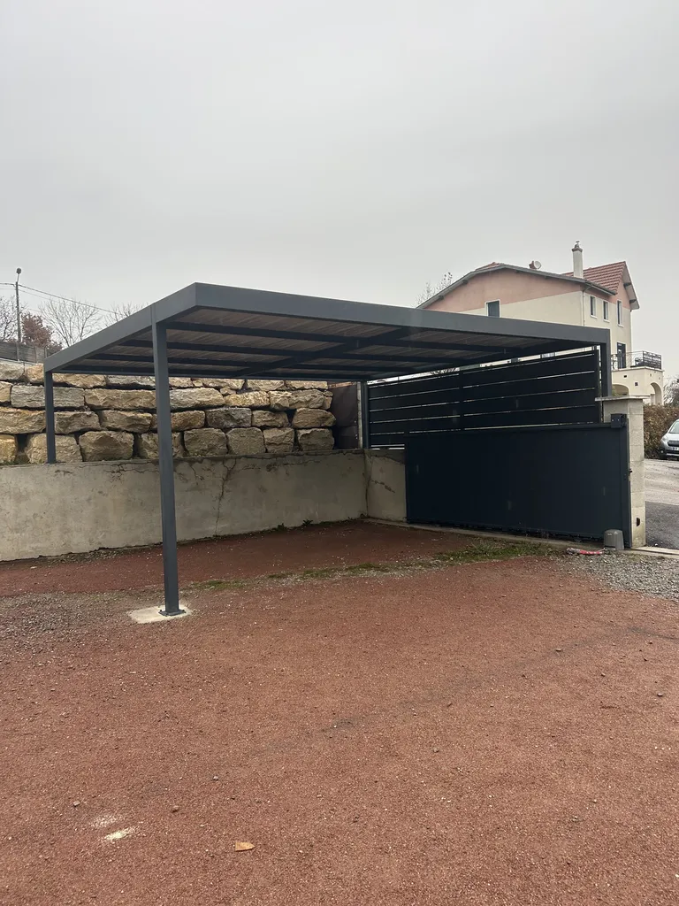 fabrication d’un carport en acier avec toiture bac acier et brise sur mesure , gris anthracite , à Craponne proche de Lyon 
