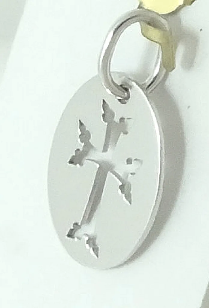 Médaille ajourée en forme de croix arménienne en or blanc 18 carats.