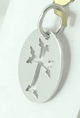 Médaille ajourée en forme de croix arménienne en or blanc 18 carats.