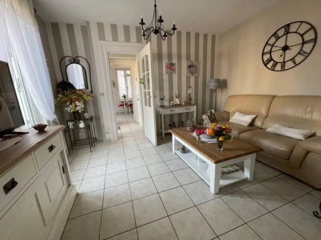 A acheter ensemble immobilier avec un immeuble de 3 appartements, une maison et 8 garages sur un terrain de 700m² sur la commune de CAUDEBEC LES ELBEUF 76320