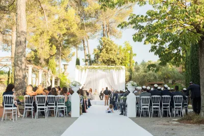 Une Houppa fleurie et élégante pour un mariage juif dans un Domaine Viticole avec piscine dans le Var