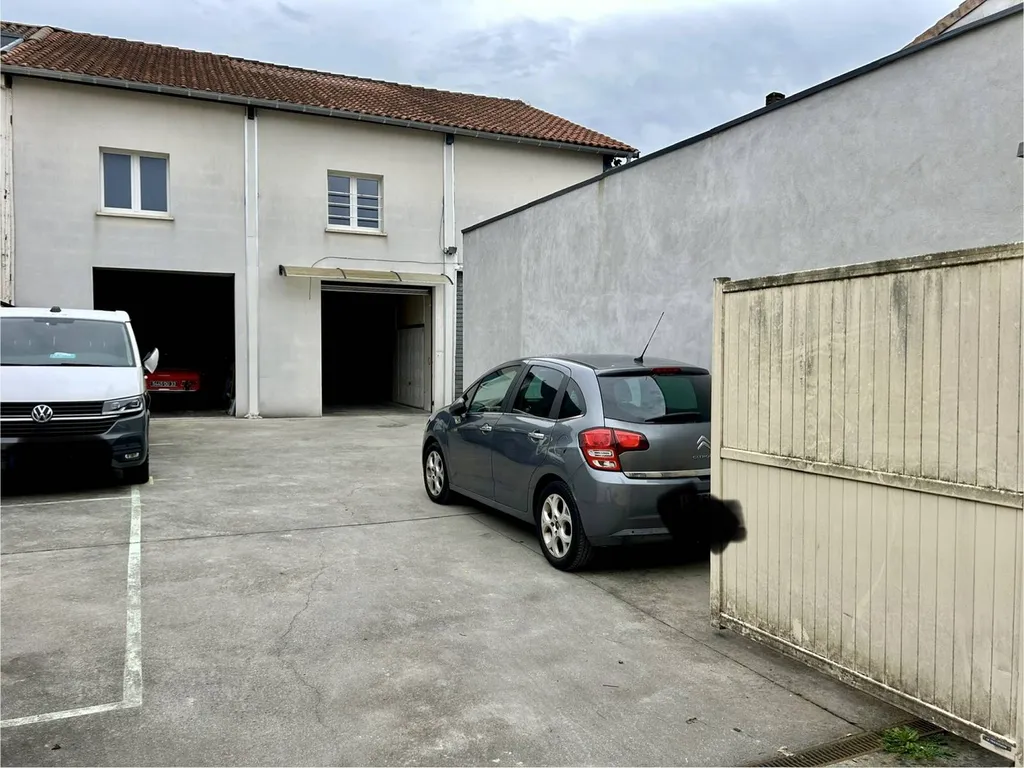 Acheter un Entrepot/Garage 300m2  à Talence Barriere de Toulouse avec places stationnement exterieures