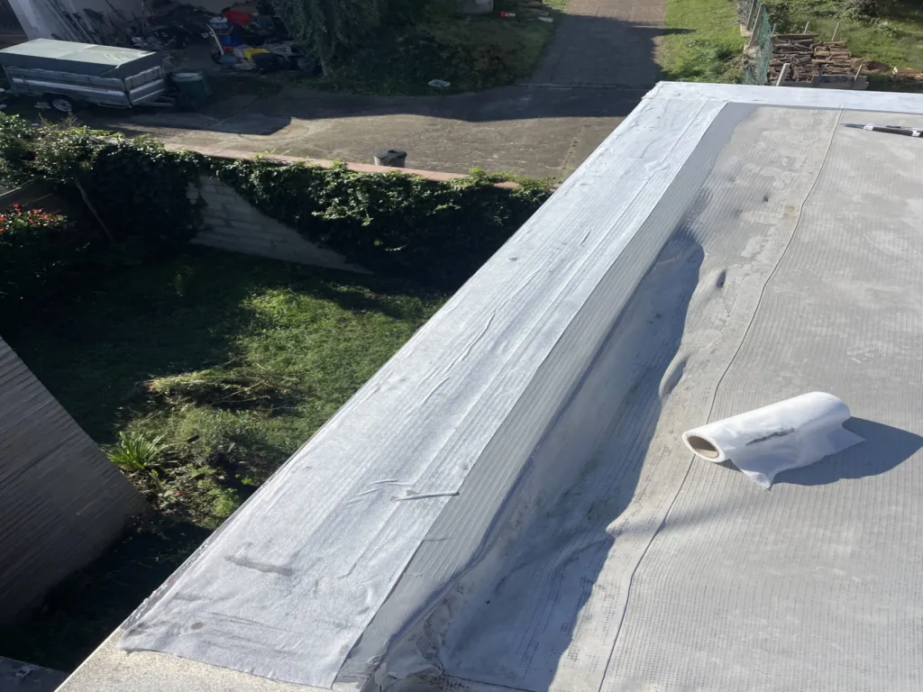 Pendant la rénovation d'une pose d'étanchéité et pose d'une bande fibré sur une toiture à Narosse, dans les landes (40)   