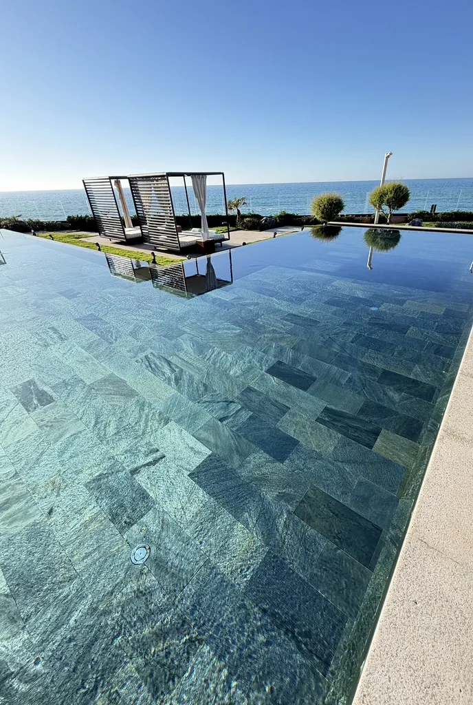 Pierre de Bali à Nîmes Sud, Bouillargues et dans le Gard : pierre naturelle pour piscine immergée, dallage, margelle et parement. Découvrez nos matériaux chez FRANCEPIERRE.