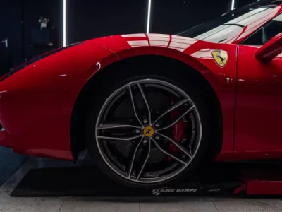 Protection haut de gamme de chaque zone de la Ferrari 488 pour un usage sans compromis à Lorient.