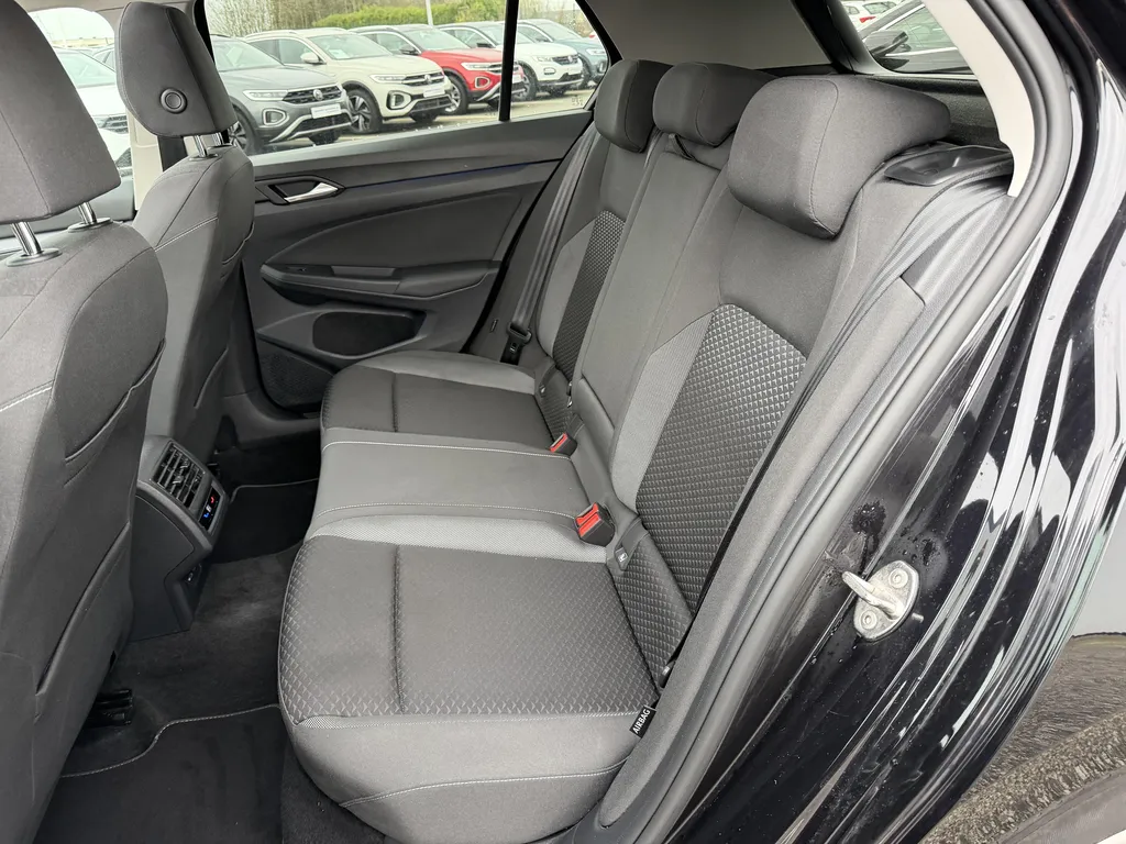 Achat Volkswagen Golf 8 d'occasion à La Frénaye : Berline Diesel DSG7 disponible chez votre concessionnaire proche du Havre et Fécamp