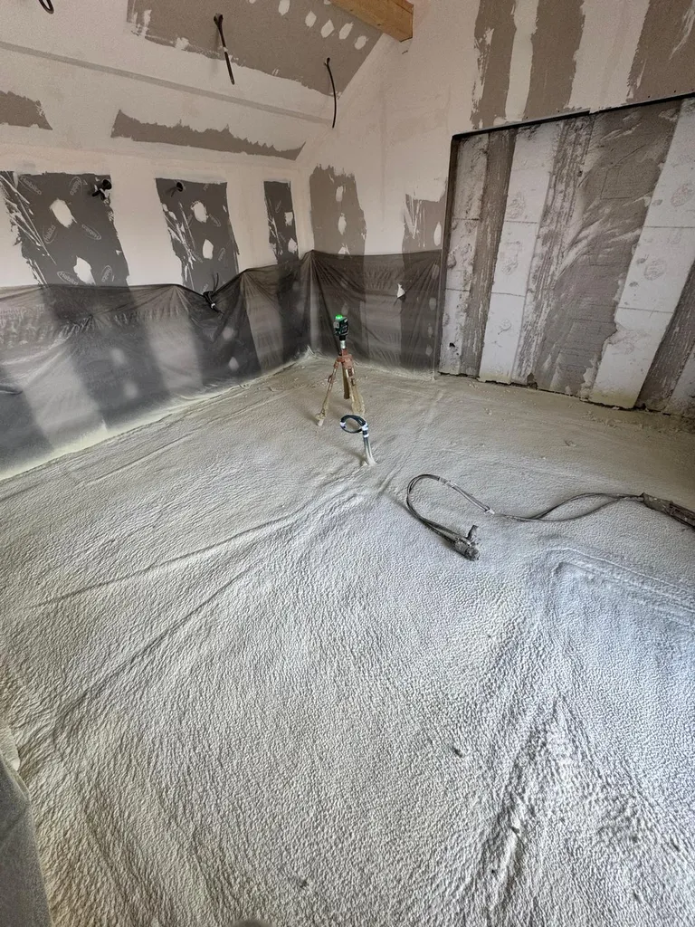 isolation de sol par mousse polyuréthane projetée pour maison individuelle en rénovation à Aix-les-Bains en Savoie