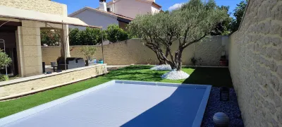 Pose d’un gazon synthétique autour d’une piscine à Le Pontet