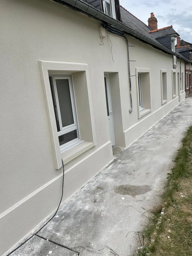 Ravalement de façade avec un enduit décoratif et modénatures à Octeville-Sur-Mer 76