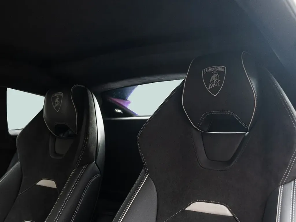 Sièges sport Alcantara Lamborghini Huracán Tecnica, confort et maintien premium, supercar disponible à Bordeaux.