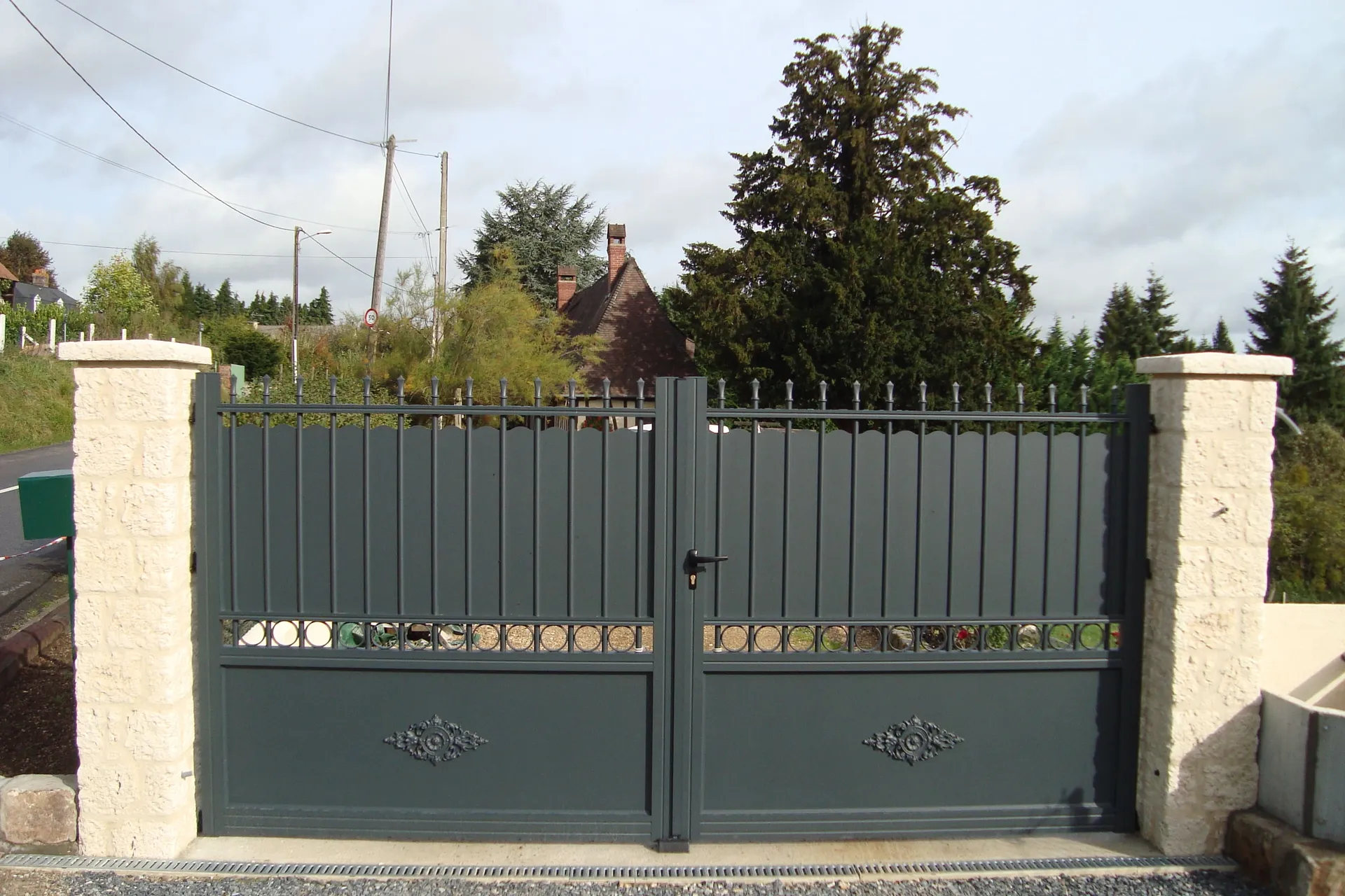 Portail Battant Authentique Sur-Mesure, Portail Motorisé en Aluminium et en Acier à Honfleur dans le Calvados 14