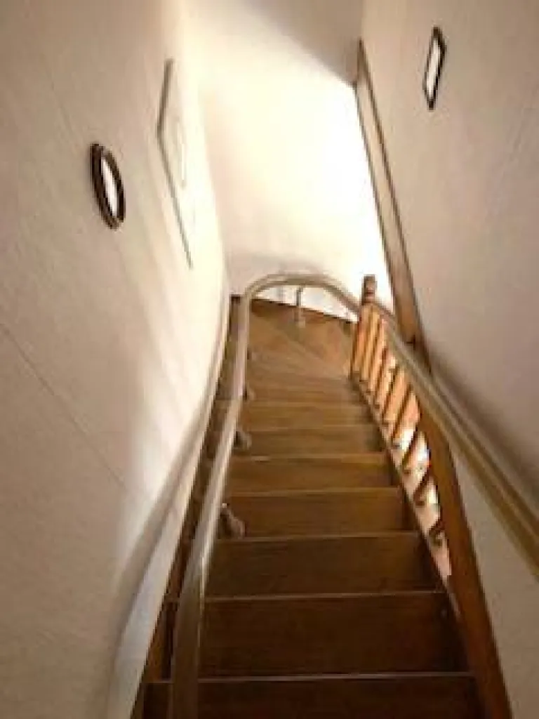 Le fauteuil monte escalier OTOLIFT Smartavec un rail au plus près du mur dans cet escalier 1/4 tournant près de Marseille